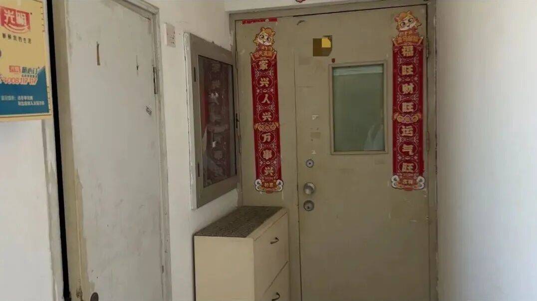 “我家的窗户被包进邻居家，根本没法开窗”，上海一居民投诉公共区域被占，多部门回应难认定