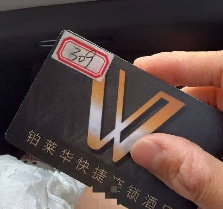 20多岁女子住酒店洗浴后未着衣物，遭中年男子使用总房卡打开房门，酒店回应