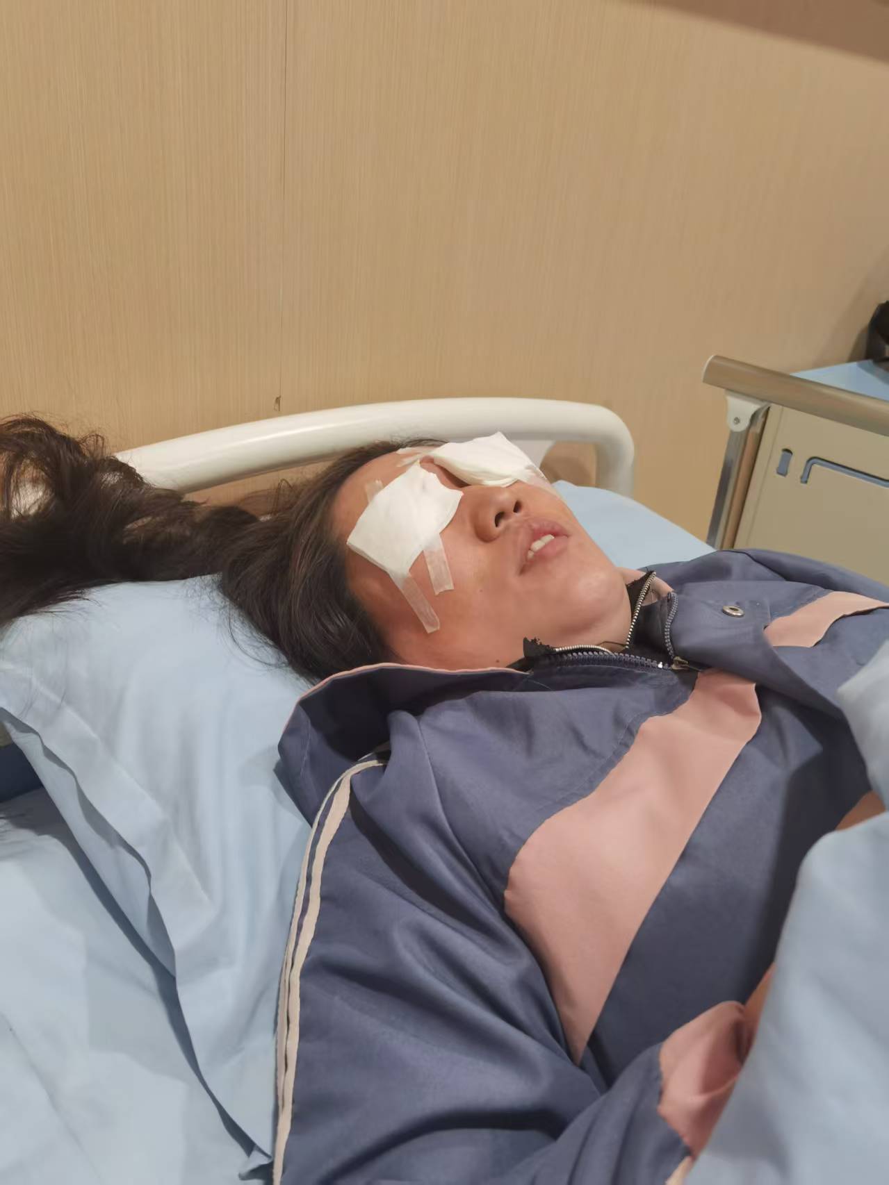 先植入晶体又取出，江苏南通江河泽明眼科医院评估失误致女子两次手术，术后出现多项后遗症